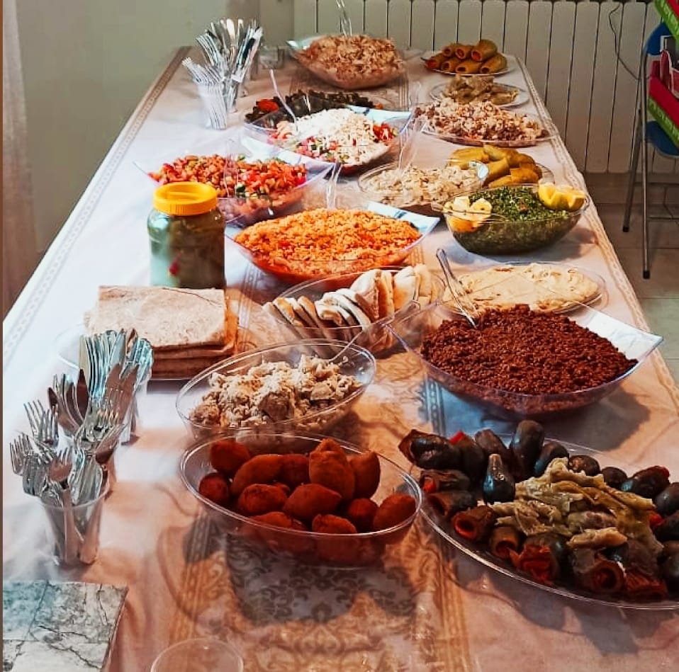 שולחן ארוחה עשיר במגוון מנות, סלטים, ממולאים ופיתות